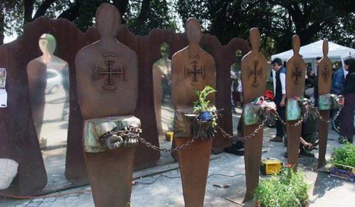 0005520B-tutti-potenziali-bersagli-il-monumento-che-ricorsa-l-olocausto-degli-omosessuali Tutti potenziali bersagli il monumento che ricorsa l'Olocausto degli omosessuali