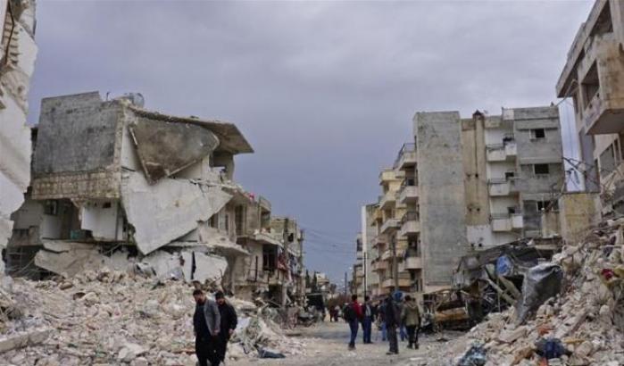 Mentre si bombarda Idlib sul Mar Egeo è stato costruito un muro galleggiante