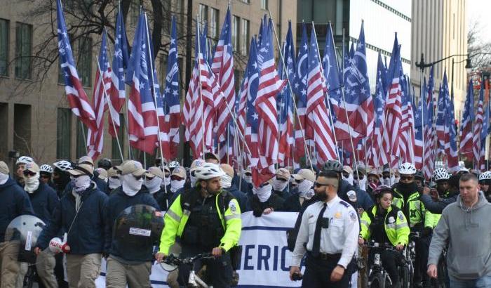 Il gruppo Patriot Front in corteo a New York