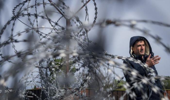 Filo spinato ai confini dell'Ungheria