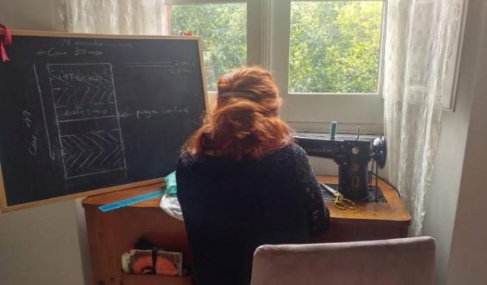 Fatu in domu. In Sardegna una rete domestica di sarte che producono mascherine contro il covid 19