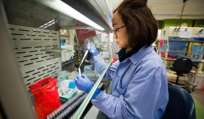 Il virologo smonta l'ennesima bufala: "Il Covid-19 non è stato creato in un laboratorio cinese"
