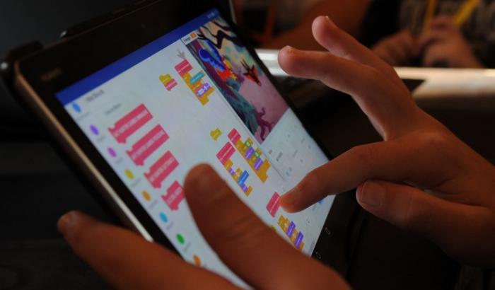 Assurdità, durante la didattica online un genitore contesta l'interrogazione del figlio