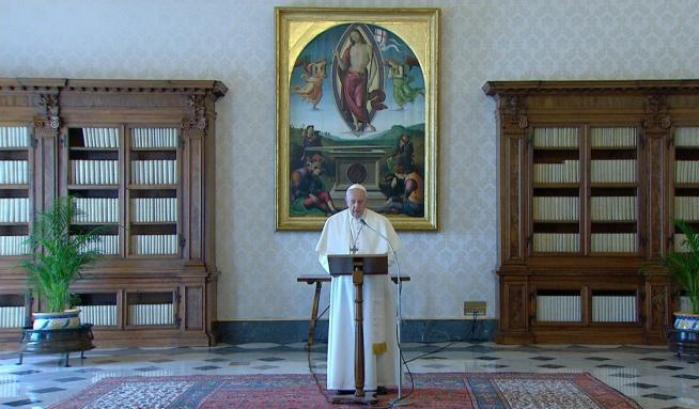 00055D9A-il-papa-recita-dell-angelus-dalla-biblioteca-apostolica Il Papa recita dell'Angelus dalla Biblioteca Apostolica