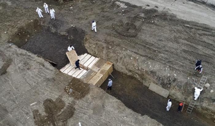 Le immagini delle fosse comuni di New York ci interrogano sulla nostra civiltà