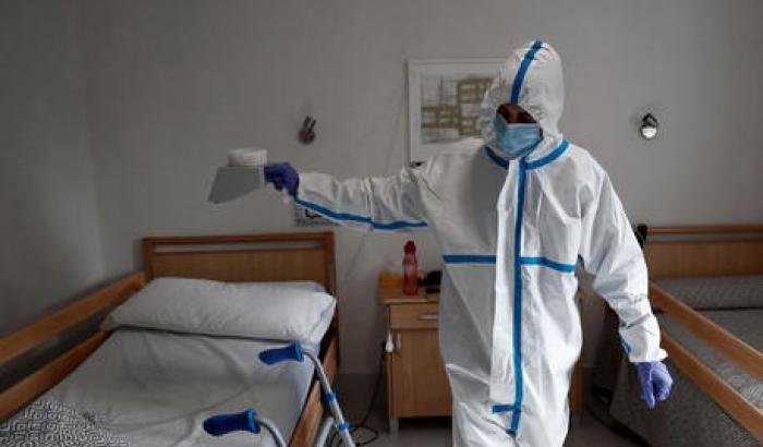 Troppi morti nelle case di riposo, nel Regno Unito cambiano le regole