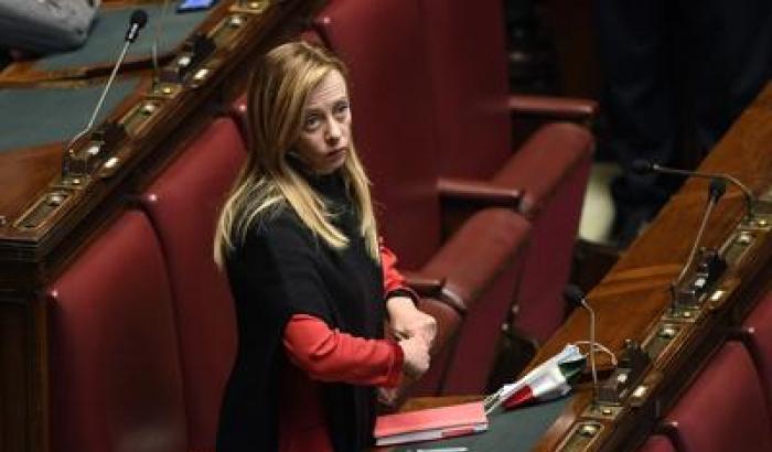 Meloni strizza l'occhio agli evasori: "Dal governo una crociata contro il contante"