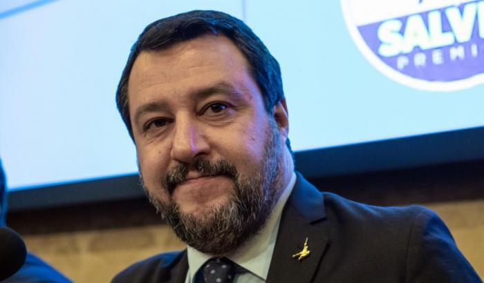 Salvini continua con lo sciacallaggio: "Pensare di uscire dalla Ue"
