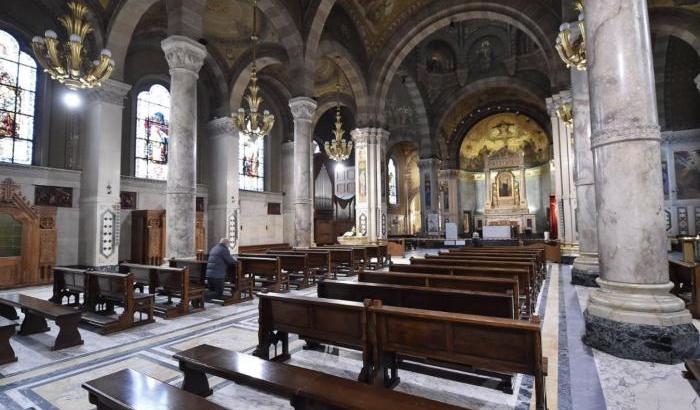 La celebrazione di una messa in una chiesa vuota