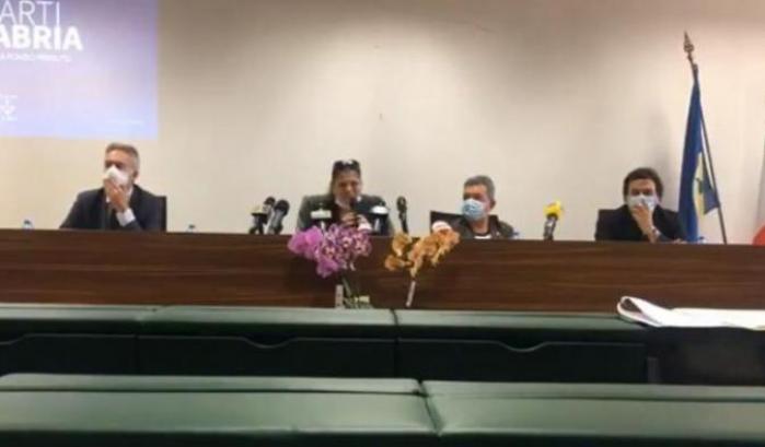 Tossisce senza mascherina sul microfono e poi lo passa: Jole Santelli si dimentica della pandemia