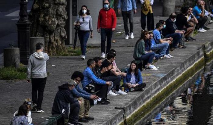 A Parigi preso d'assalto le rive del Canal Saint-Martin