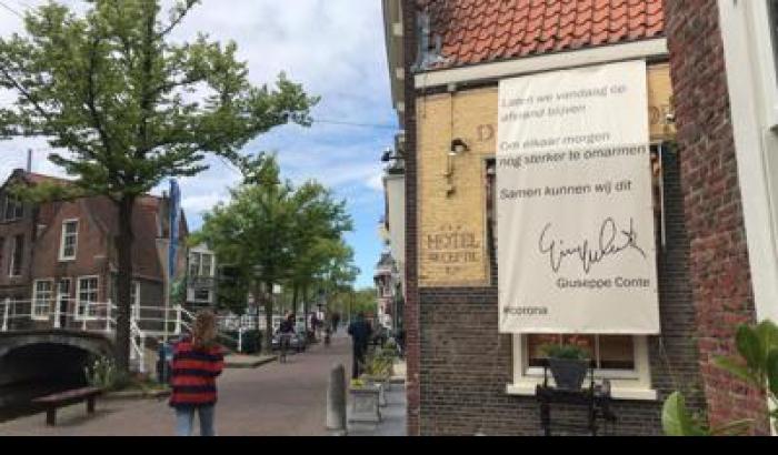 In Olanda appare uno striscione con le parole del nostro premier Conte: "Torneremo ad abbracciarci"