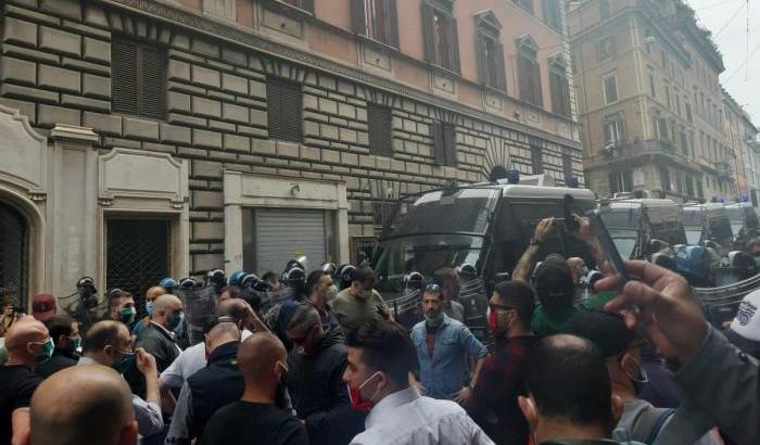 Estremisti di destra manifestano a Roma contro la 'dittatura sanitaria'