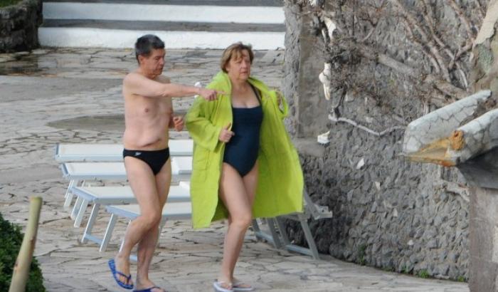 00056A72-merkel-e-marito-a-ischia Merkel e marito a Ischia