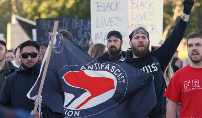 La Lega abbocca ad un account fake e mostra le ‘prove’: “Gli Antifa sono terroristi”