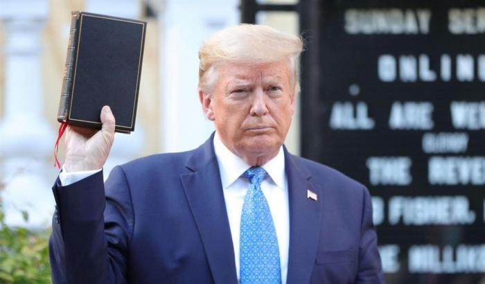 L'idea di far mostrare la Bibbia a Trump è stata di Ivanka e il marito