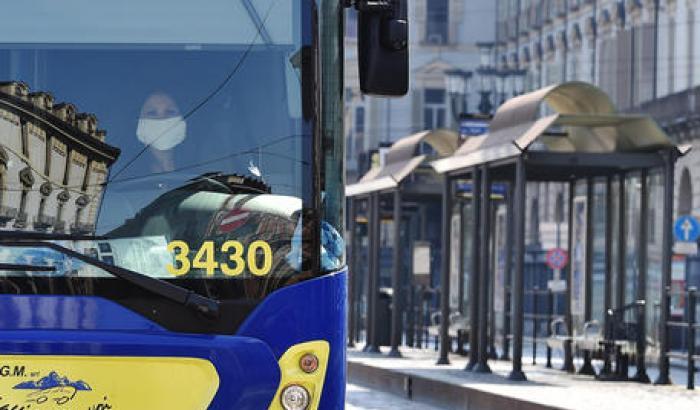 Autista dell'autobus aggredita a Torino: aveva chiesto a un uomo di indossare la mascherina