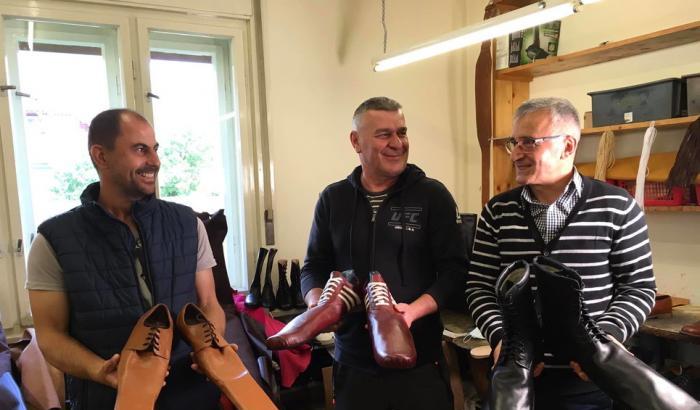 Un calzolaio inventa le scarpe numero 75 per distanziarsi