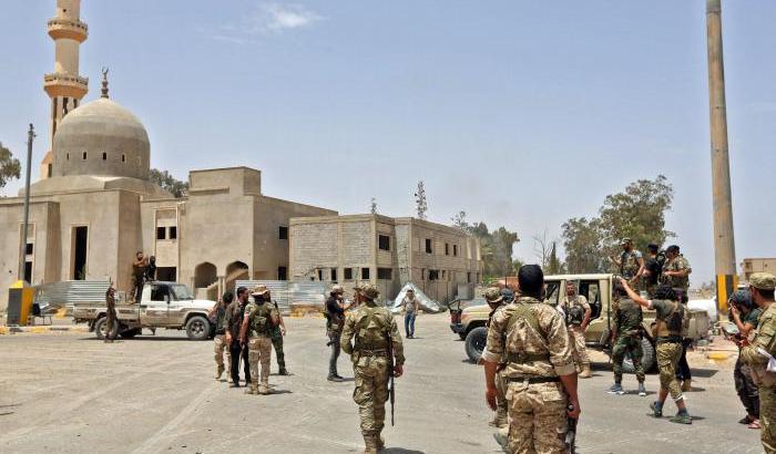 00056CEB-le-truppe-di-serraj-cacciano-dalla-tripolitania-l-esercito-di-haftar Le truppe di Serraj cacciano dalla tripolitania l'esercito di Haftar