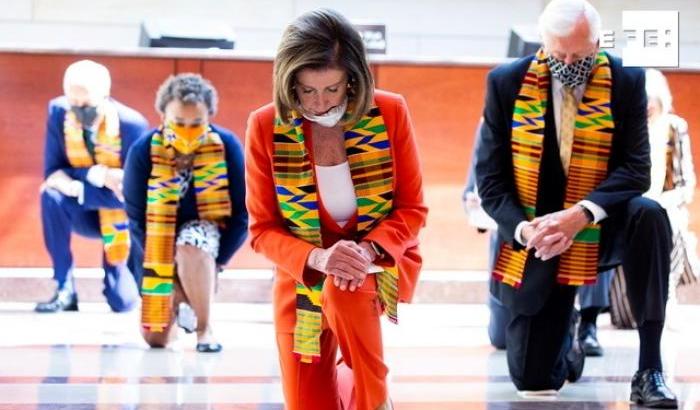 00056D1C-nancy-pelosi-si-inginocchia-per-george-floyd Nancy Pelosi si inginocchia per George Floyd