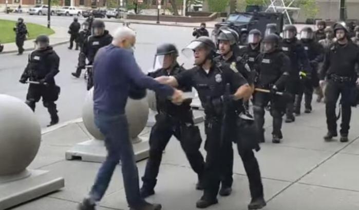 Gli insulti di Trump sull'anziano ferito alla testa a Buffalo: "Solo una messinscena Antifa"