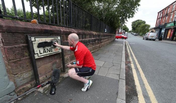 Depurpata la scritta Penny Lane a Liverpool