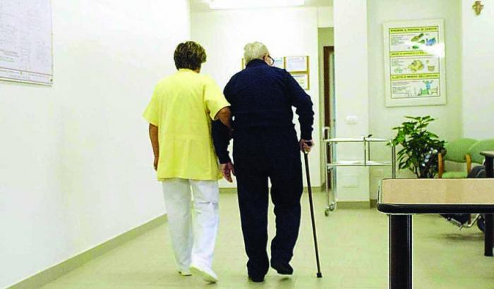 Un infermiere è accusato di pluriomicidio: avrebbe ucciso 8 anziani in una Rsa