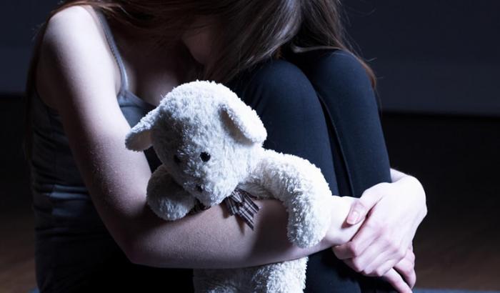 Condannata madre di una 12 enne: segnava sul calendario le date degli stupri che la piccola subiva dal patrigno