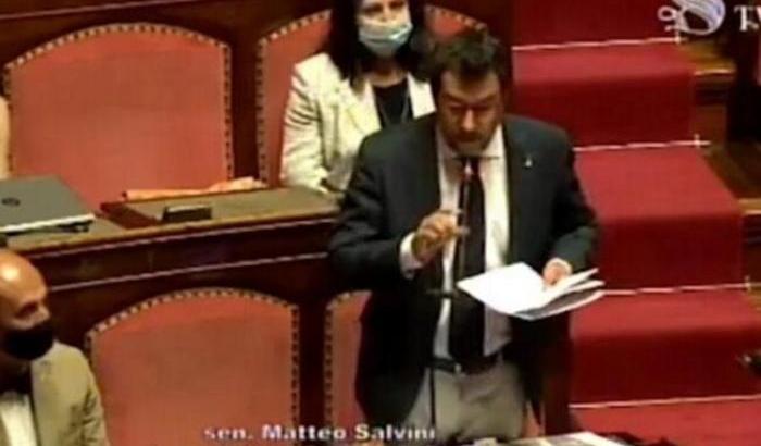 Salvini 'buonista' per caso: "I porti chiusi condannano a morte le persone", e i leghisti applaudono la gaffe