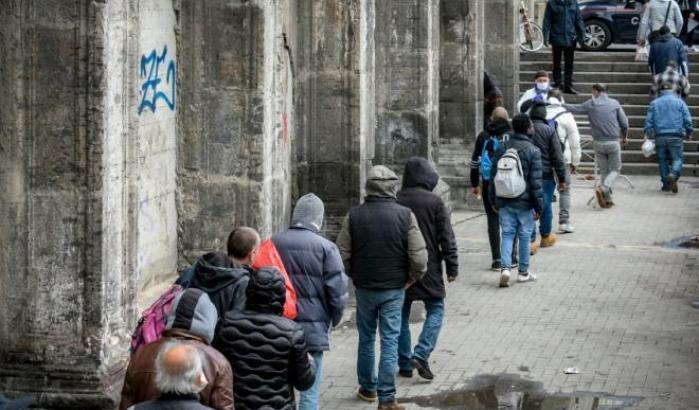 Servono sicurezza sanitaria e sociale: altro che l'inganno dei decreti Salvini