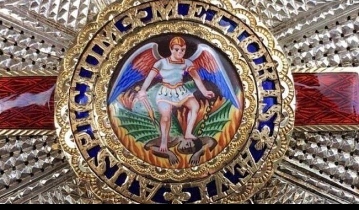 Una petizione vuole rimuovere San Michele che schiaccia Satana perché ricorda l’uccisione di George Floyd