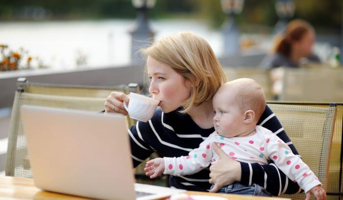 Non è un Paese per donne: in un anno si sono dimesse dal lavoro 35mila neo-mamme