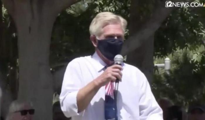 Un idiota 'trumpiano' urla "I can't breath": ma per protestare contro le mascherine