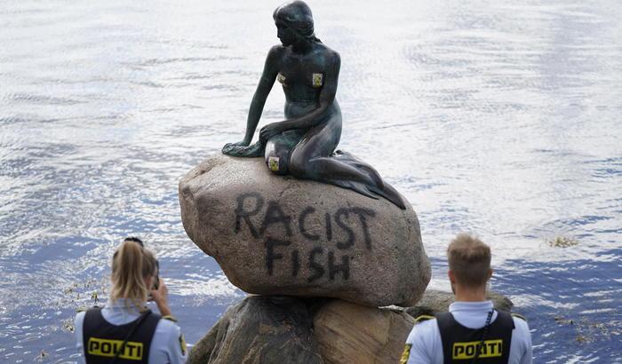 "Pesce razzista": il graffito apparso sulla Sirenetta di Copenaghen