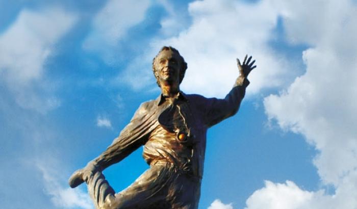 Benigni trattato senza motivo come Montanelli: la sua statua imbrattata di vernice rossa