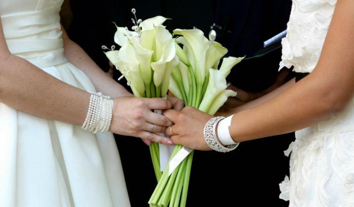 Un parroco 'progressista' in veste di sindaco sposa due donne