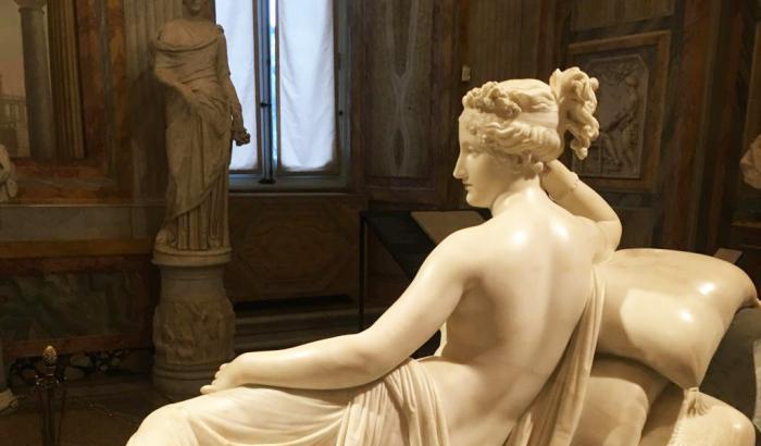 Vuole farsi un selfie con Paolina Borghese e si siede sulla statua: danneggiata l'opera