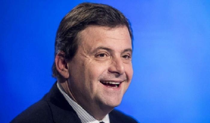Sono giorni che Carlo Calenda ignora la domanda di un giornalista sulla legge contro l'omotransfobia