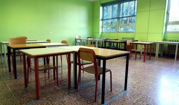 Un'aula con le misure sul coronavirus