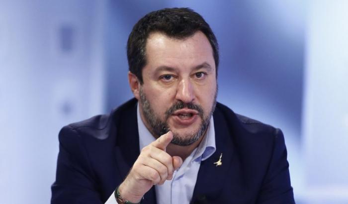 Salvini sciacallo continuo: "Denuncio il governo per i migranti"