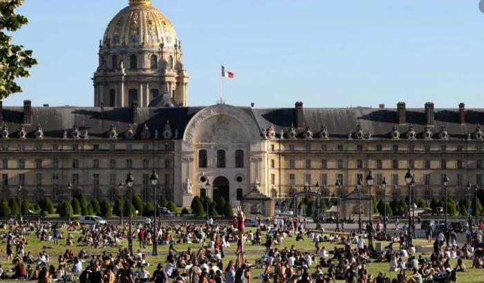 Il ritorno del Covid: la Francia dichiara Parigi e Marsiglia zone ad alto rischio