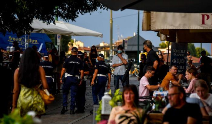 Chiede ai clienti di indossare la mascherina: botte al titolare di un panificio