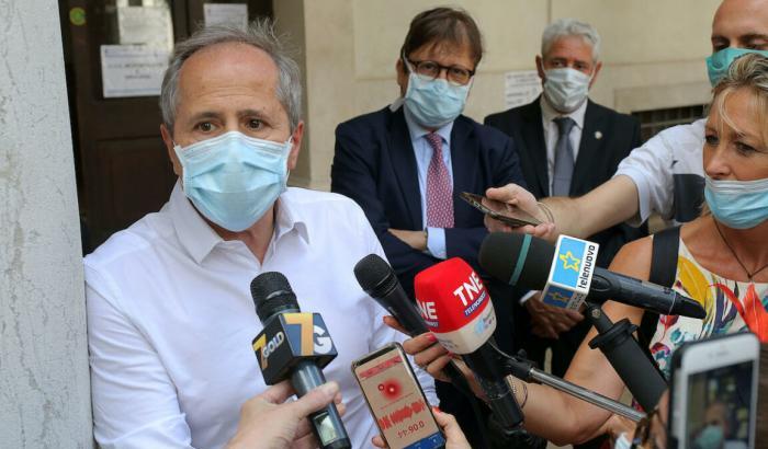 Crisanti avvisa: "Chi ha la febbre a 37,1 non dovrebbe entrare a scuola"