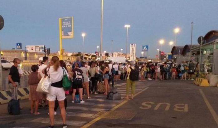Fila al porto di Civitavecchia