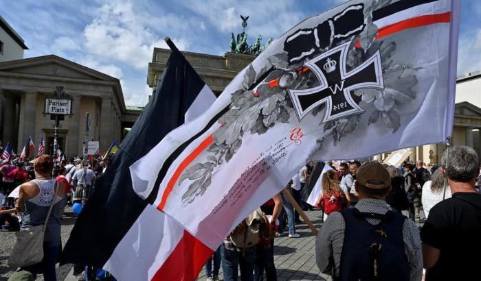 Le bandiere del Reich pre-nazista diventate il simbolo dell'estrema destra