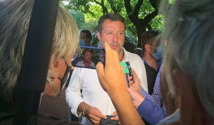 Dopo giorni a spargere odio contro i migranti Salvini cambia tema: attacca la legge contro l'omofobia