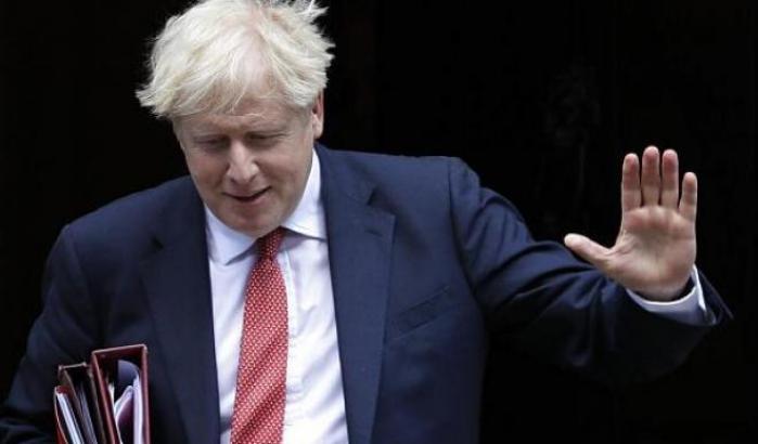 Boris Johnson prepara il piano anti-Covid per l'inverno: possibili mascherine a smart working
