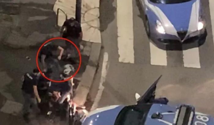Calci in testa e schiaffi a due ladri già ammanettati: un video shock mostra la violenza della polizia a Milano