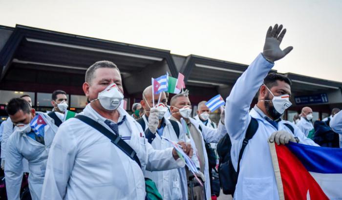 I medici cubani arrivati per aiutare l'Italia sono stati candidati al Nobel per la pace