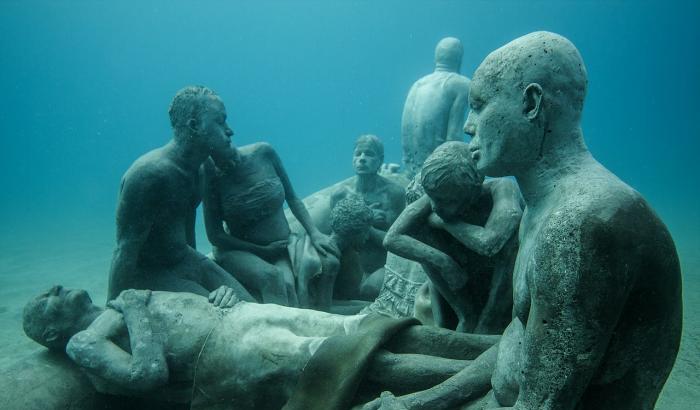 00058096-the-raft-f-lampedusa-sculture-subacquee-di-jason-decaires-taylor-museo-atlantico-di-lanzarote The Raft f Lampedusa, sculture subacquee di Jason Decaires Taylor, Museo Atlantico di Lanzarote